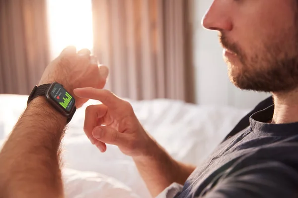 Férfi Felült Ágyban Nézi Screen Smart Watch — Stock Fotó