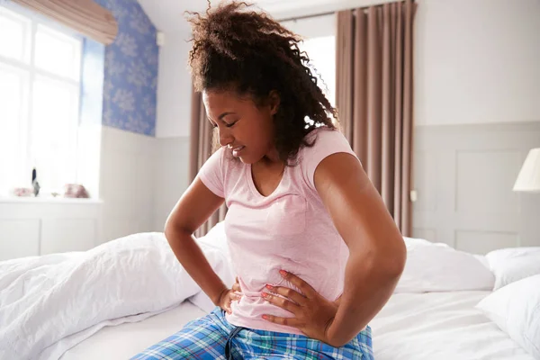 Perempuan Memakai Pajamas Menderita Dengan Period Pain Duduk Tidur Rumah — Stok Foto