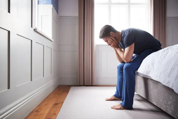 Mann Schlafanzug Der Depressionen Leidet Sitzt Hause Bett — Stockfoto