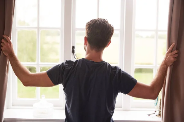 Vista Trasera Del Hombre Que Usa Pijamas Que Abren Cortinas —  Fotos de Stock