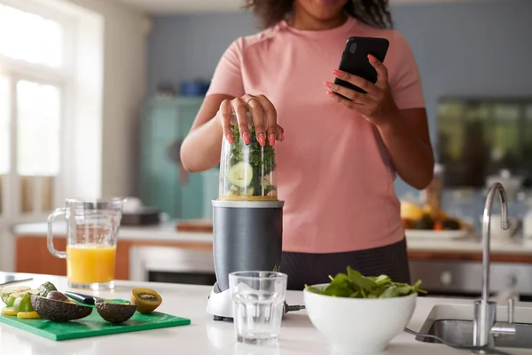 Close Van Vrouw Met Behulp Van Fitnesstracker Calorieën Tellen Voor — Stockfoto