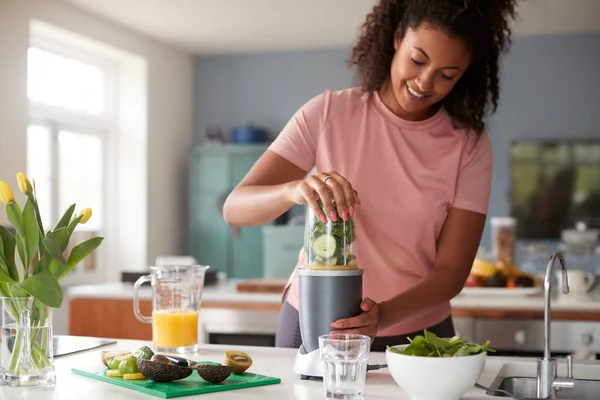 Mulher Que Faz Bebida Saudável Suco Com Ingredientes Frescos Juicer — Fotografia de Stock