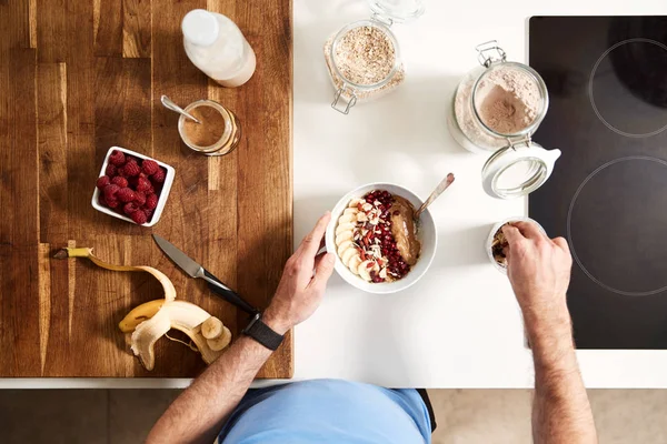 Накладний Знімок Чоловіка Готує Здоровий Сніданок Вдома Після Вправ — стокове фото