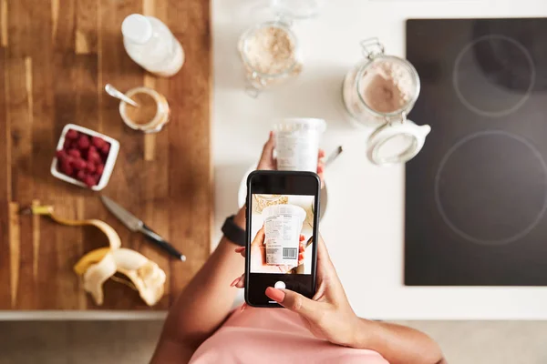 Mulher Vestindo Roupas Fitness Digitalizando Código Embalagens Alimentos Para Encontrar — Fotografia de Stock