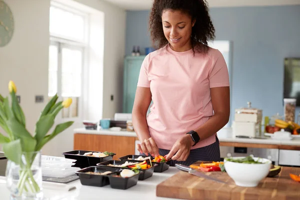 Kobieta Przygotowuje Partię Zdrowych Posiłków Domu Kuchni — Zdjęcie stockowe