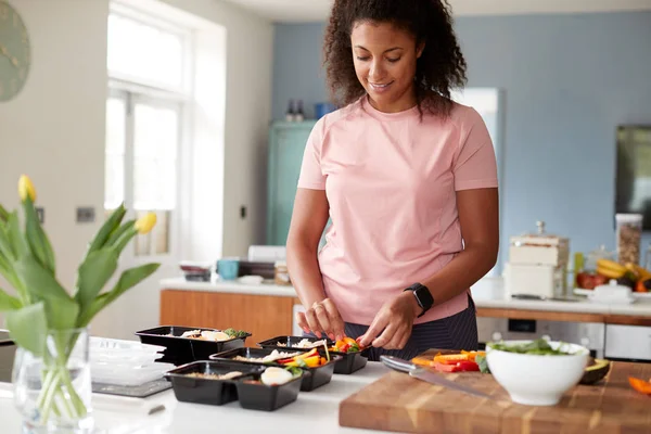 Mulher Preparando Lote Refeições Saudáveis Casa Cozinha — Fotografia de Stock