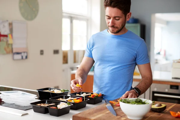 Człowiek Przygotowuje Partię Zdrowych Posiłków Domu Kuchni — Zdjęcie stockowe