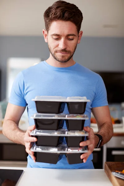 Man Bereidt Batch Gezonde Maaltijden Thuis Keuken — Stockfoto