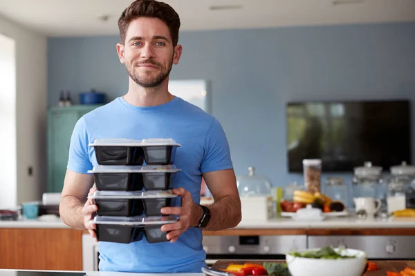 Portret Człowieka Przygotowanie Partii Zdrowych Posiłków Domu Kuchni — Zdjęcie stockowe