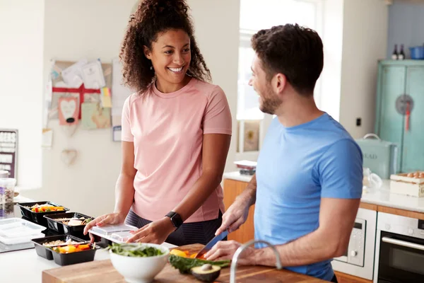 Paar Bereitet Hause Der Küche Gemeinsam Gesunde Mahlzeiten — Stockfoto