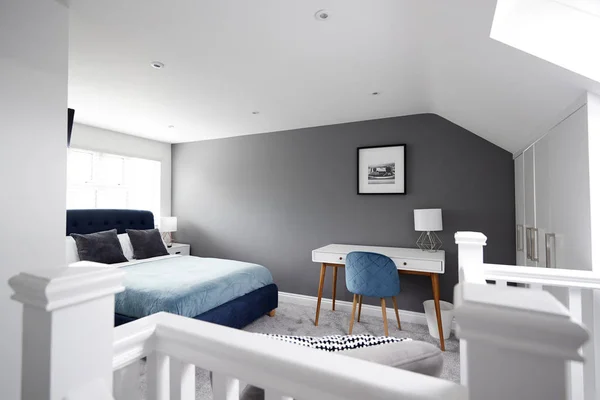 Interiör Ett Hus Loft Konvertering Sovrum Sett Över Stair Ledstång — Stockfoto