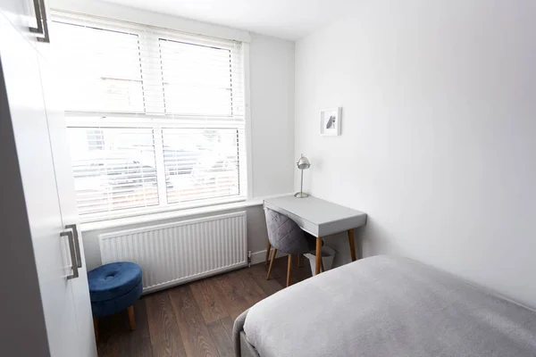 Moderne Slaapkamer Met Bed Bureau Bij Raam — Stockfoto