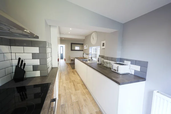 Küche Neu Eingerichteten Haus Blick Auf Die Haustür — Stockfoto