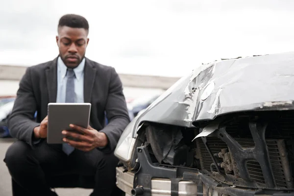 Manlig Försäkring Förlust Adjuster Med Digital Tablet Inspektera Skador Bil — Stockfoto