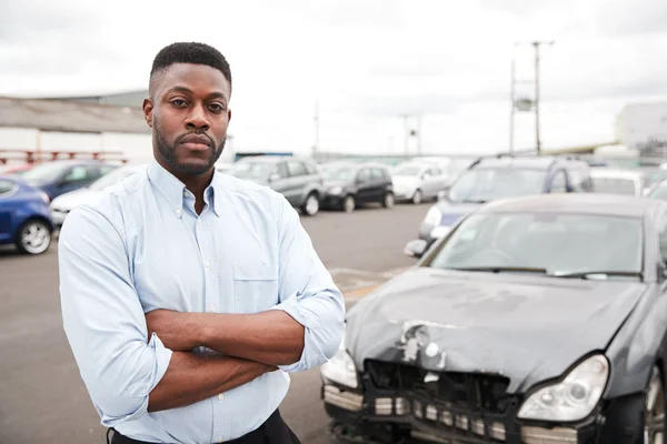 Portret Van Automobilist Staan Naast Auto Beschadigd Bij Motor Ongeval — Stockfoto