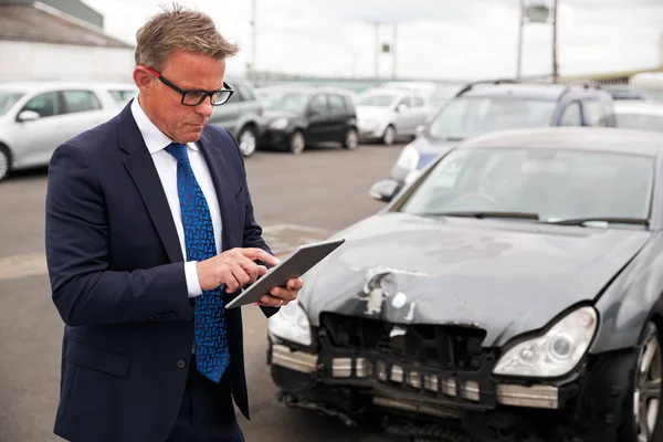 Regulátor Ztrát Mužů Pojištění Digitální Tablet Při Kontrole Poškození Automobilu — Stock fotografie