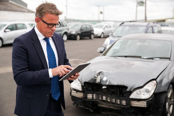 Dijital Tablet Ile Erkek Sigorta Kayıp Ayarlayıcısı Motor Kazasından Arabaya — Stok fotoğraf