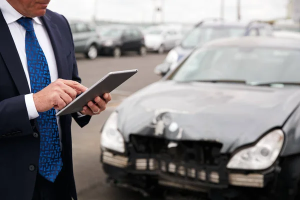 Male Insurance Loss Adjuster Digital Tablet Inspecting Damage Car Motor — Stock Photo, Image