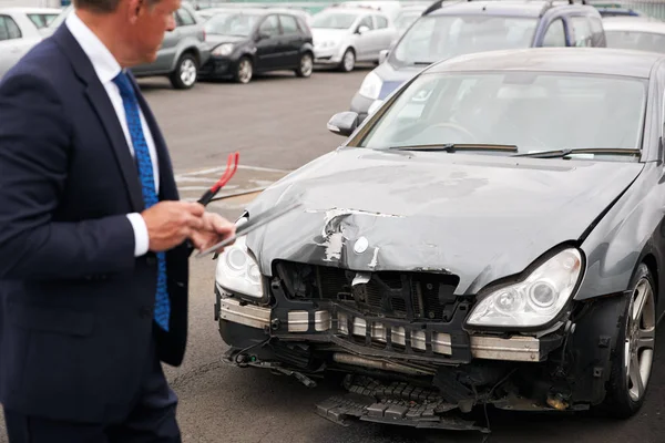 자동차 사고로 자동차 손상을 검사하는 디지털 태블릿을 사용하여 조정기 — 스톡 사진
