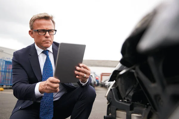 Verzekerings Verlies Adjuster Het Nemen Van Foto Met Digitale Tablet — Stockfoto