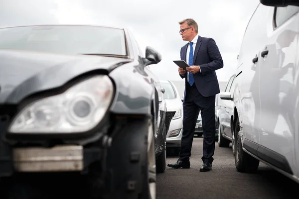 Чоловічого Страхування Втрати Цифровим Планшетом Перевіряючи Пошкодження Автомобіля Від Аварії — стокове фото