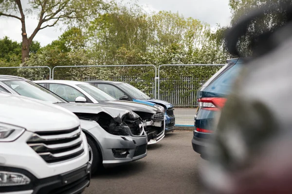 Autók Sérült Gépjármű Balesetek Parkolt Garázs Javítóműhely — Stock Fotó