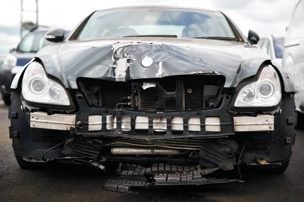 Detalle Coche Dañado Accidente Automovilístico Estacionado Taller Reparación Garaje — Foto de Stock