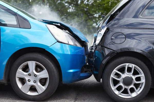 Närbild Två Bilar Skadade Vägtrafikolyckor — Stockfoto