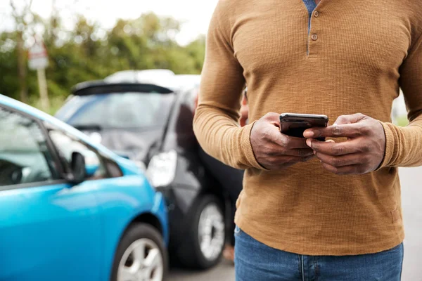 Motorista Masculino Implicado Accidente Coche Que Llama Compañía Seguros Servicio — Foto de Stock