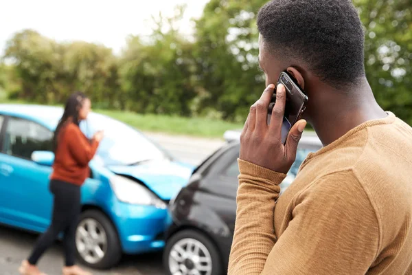 Mannelijke Automobilist Betrokken Bij Auto Ongeval Bellen Verzekeringsmaatschappij Recovery Service — Stockfoto