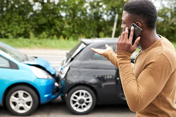 Motorista Masculino Implicado Accidente Coche Que Llama Compañía Seguros Servicio — Foto de Stock