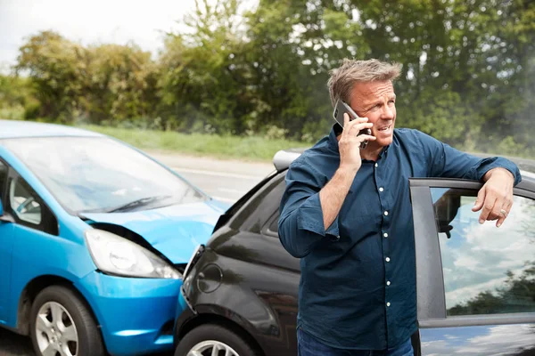 Dospělý Mužský Motorista Podílející Automobilové Nehodě Volací Společnost Nebo Služba — Stock fotografie