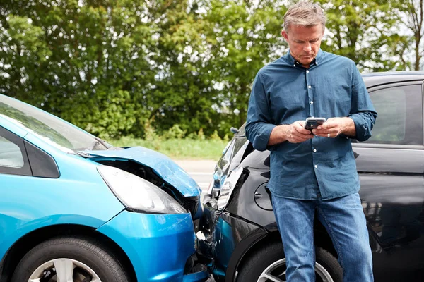 Volwassen Mannelijke Automobilist Betrokken Bij Auto Ongeval Roepen Verzekeringsmaatschappij Recovery — Stockfoto