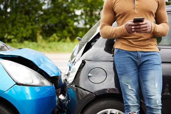 Männliche Autofahrer Autounfall Verwickelt Anruf Versicherungsgesellschaft Oder Recovery Service — Stockfoto