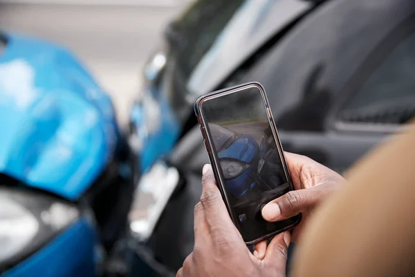 自動車事故に巻き込まれた男性運転手 保険金請求の損害賠償の写真を撮る — ストック写真