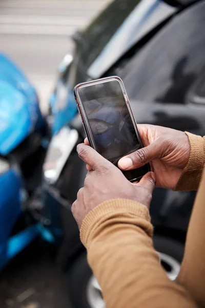 自動車事故に巻き込まれた男性運転手 保険金請求の損害賠償の写真を撮る — ストック写真