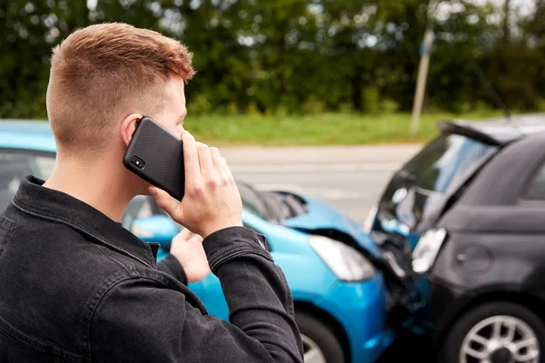 Joven Automovilista Masculino Involucrado Accidentes Automovilísticos Llamando Compañía Seguros Servicio — Foto de Stock