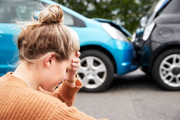 Motoristka Hlavou Rukou Sedět Vedle Vozidel Zapojených Automobilové Nehody — Stock fotografie