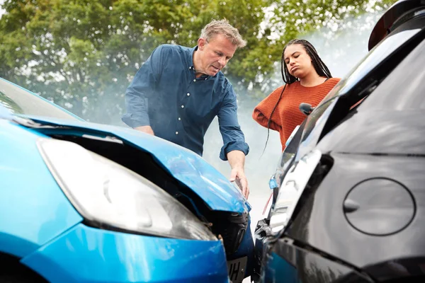 Dos Conductores Enojados Discutiendo Sobre Responsabilidad Accidente Coche — Foto de Stock