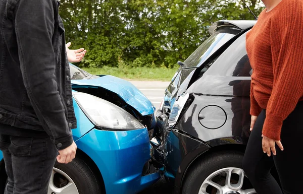 Dois Motoristas Irritados Discutindo Sobre Responsabilidade Por Acidente Carro — Fotografia de Stock