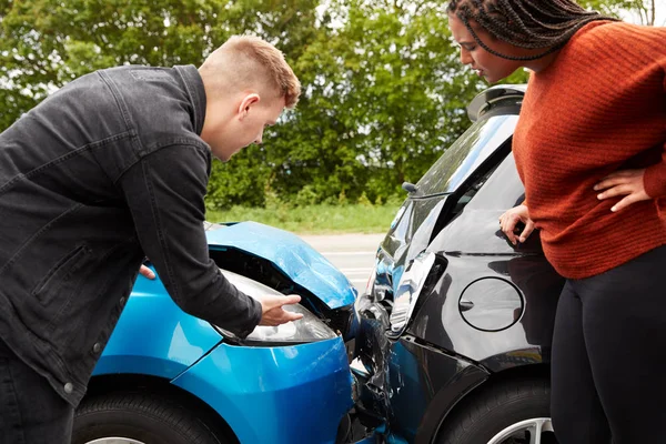 Two Angry Motorists Arguing Responsibility Car Accident — Stock Photo, Image