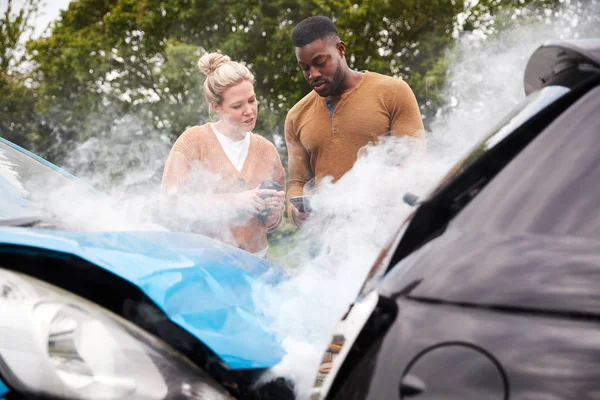 Two Motorists Swapping Insurance Details Mobile Phone Car Crash — Stock Photo, Image