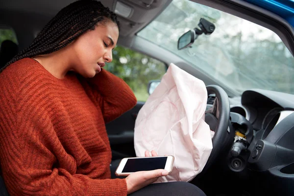 Female Motorist Injured Car Crash Using Mobile Phone Whilst Driving — Stock Photo, Image