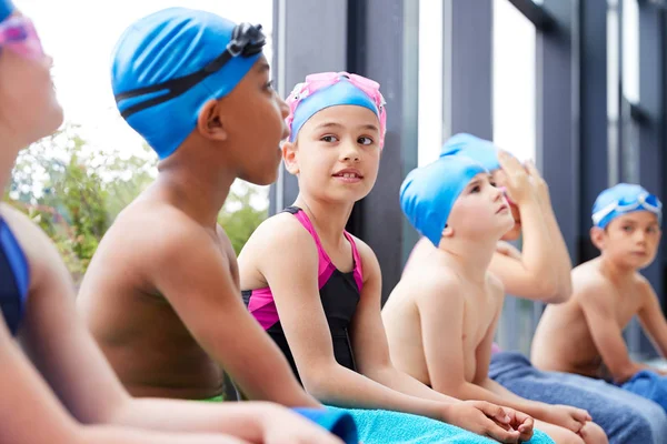 Група Дітей Сидить Краю Басейну Очікування Уроку Плавання — стокове фото