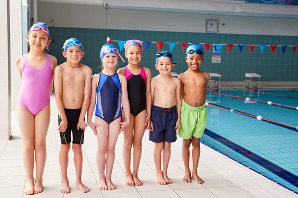 Portret Dzieci Stojący Krawędzi Basenu Czeka Lekcje Pływania — Zdjęcie stockowe