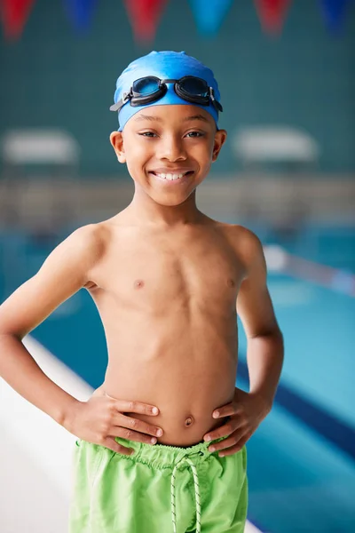 Portrait Garçon Debout Bord Piscine Prêt Pour Leçon — Photo