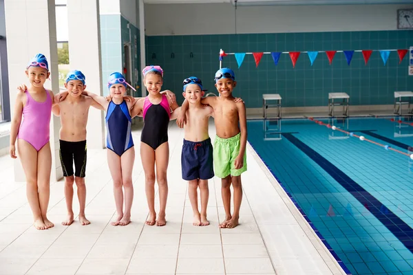 Ritratto Bambini Piedi Sul Bordo Della Piscina Attesa Lezione Nuoto — Foto Stock