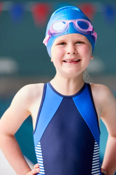 Yüzme Havuzunun Kenarında Duran Kızın Portresi Derse Hazır — Stok fotoğraf