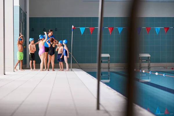 Entrenador Femenino Dando Los Niños Clase Natación Que Informa Mientras —  Fotos de Stock