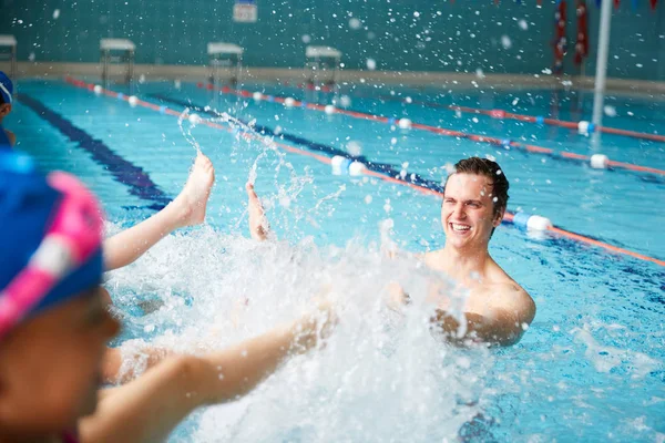 Coach Water Geeft Kinderen Zwemles Als Zitten Rand Van Het — Stockfoto